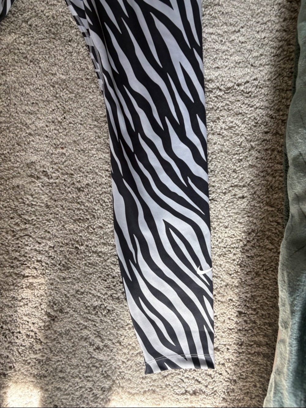 Nike dry fit medium women’s work out tights. - Picture 4 of 4